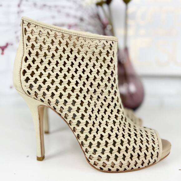 Gianni Bini Cream Leather Laser Cut Peep Toe Stiletto Heel Ankle Booties Size 8 - Picture 3 of 6